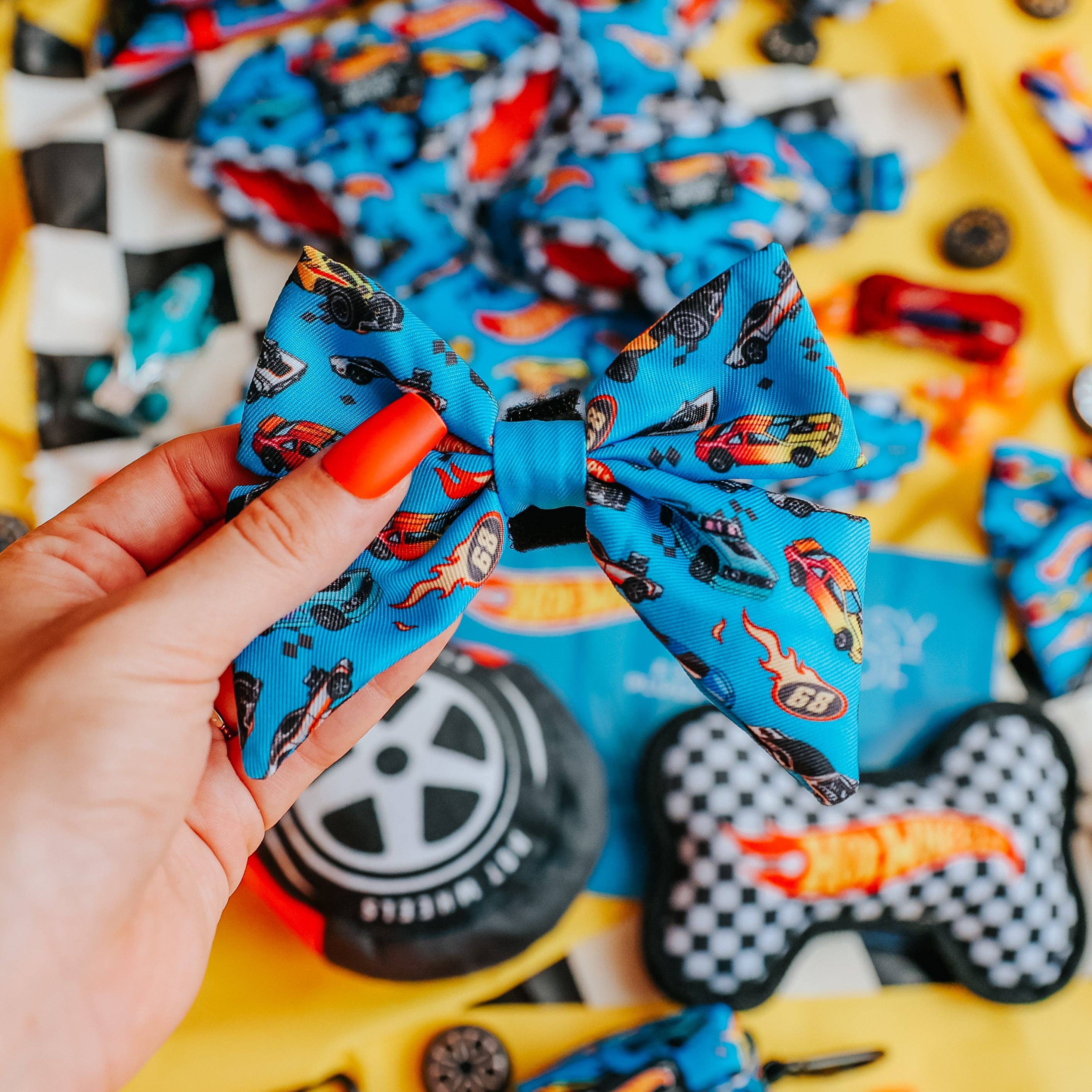 SASSY WOOF - Dog Sailor Bow - Hot Wheels™