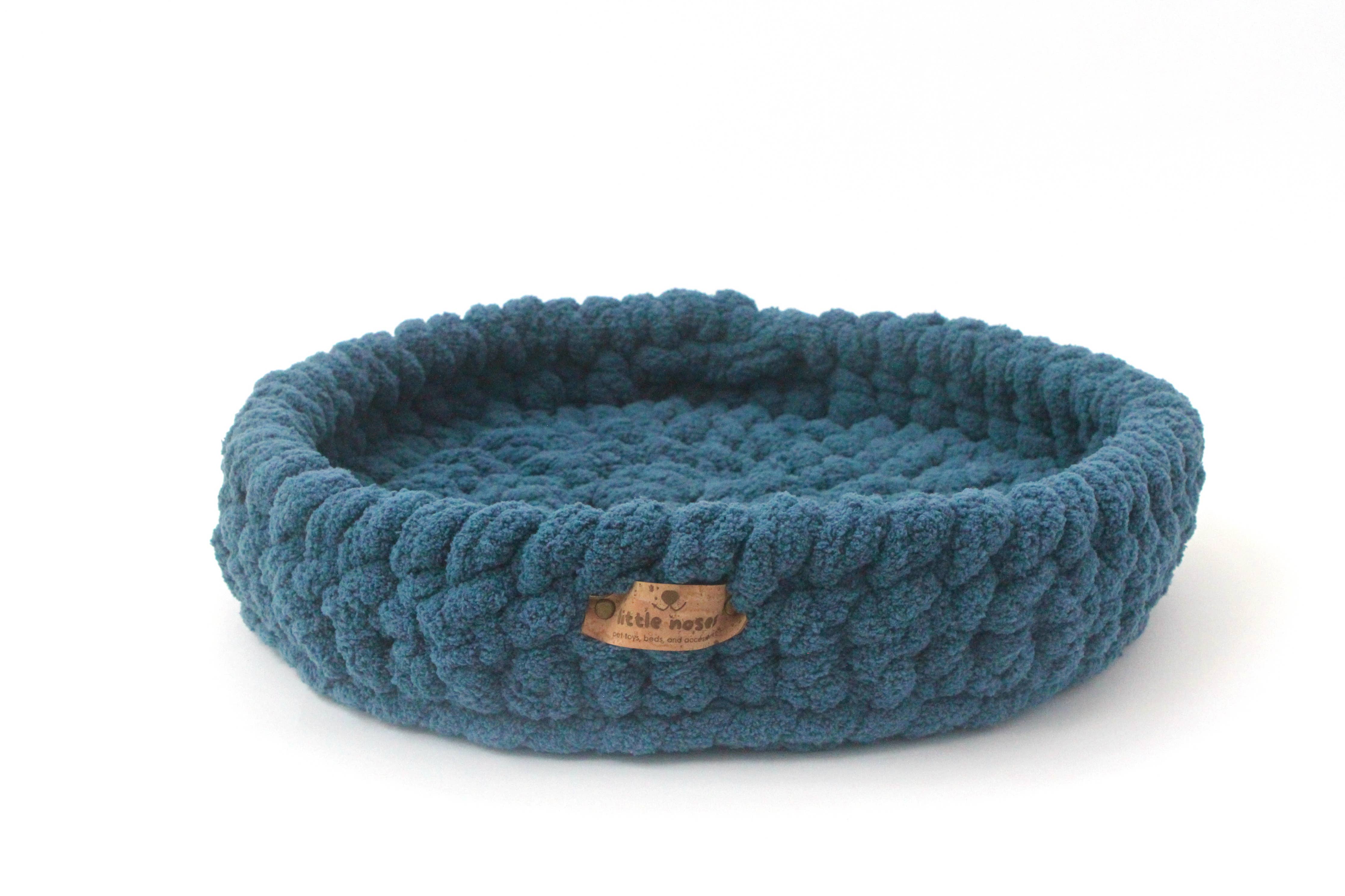 Plush ocean blue pet bed: Medium
