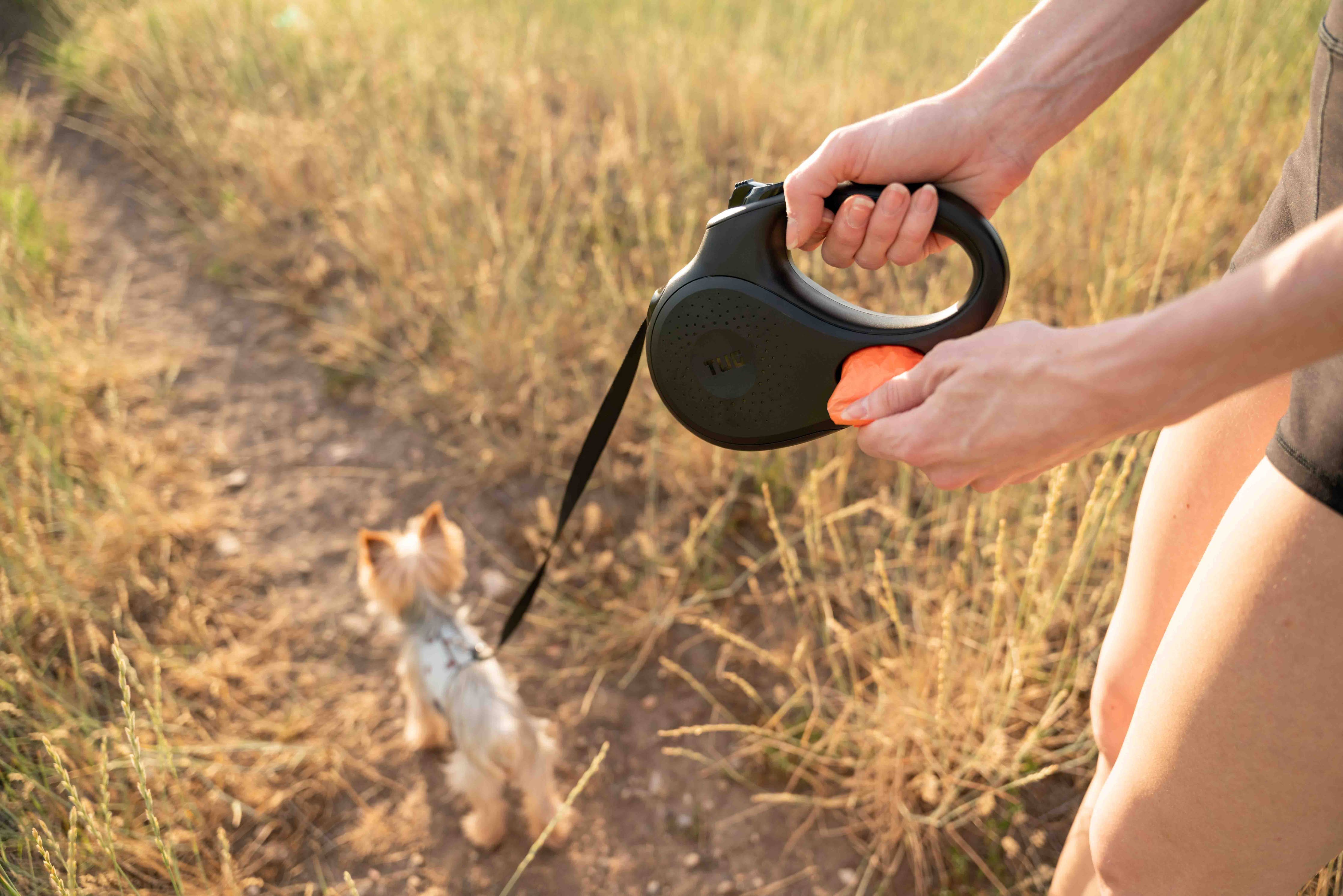 Tug Pet Products - TUG Retractable Dog Leash with Integrated Dispenser: Black / Large