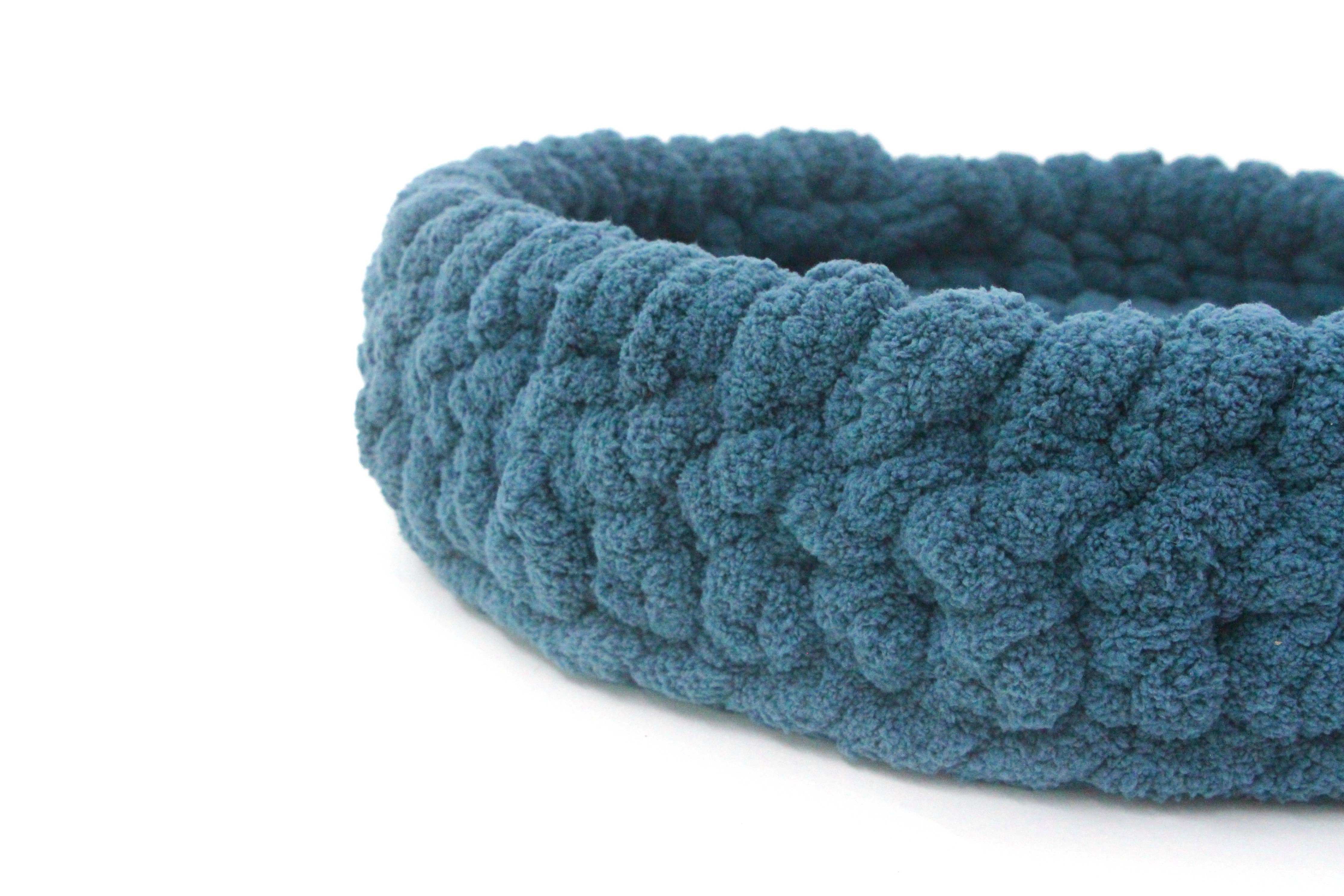 Plush ocean blue pet bed: Medium